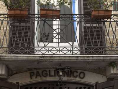 Le due attivit� si trovano al piano terra di una palazzina in pietra con decori in ferro a forma di timone